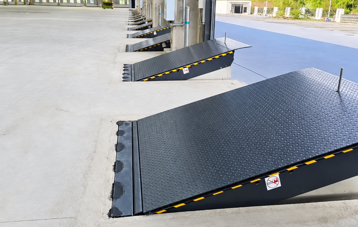 Livellatore di banchina Guida alle dimensioni e alla capacit&agrave; di carico per le operazioni con carrelli elevatori