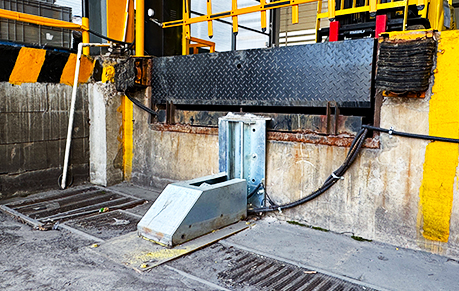 Wie verbessern Fahrzeugr&uuml;ckhaltesysteme die Sicherheit an Laderampen in Lagerh&auml;usern?